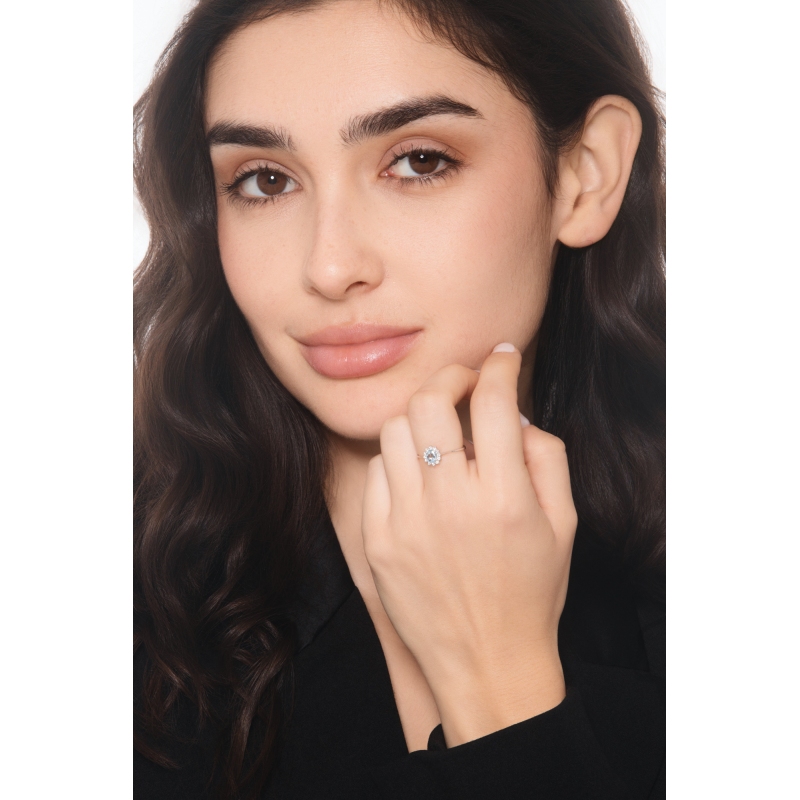 Anello in oro bianco 750 con acquamarina ovale e contorno in diamanti