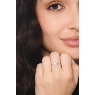 Anello in oro bianco 750 con acquamarina ovale e contorno in diamanti