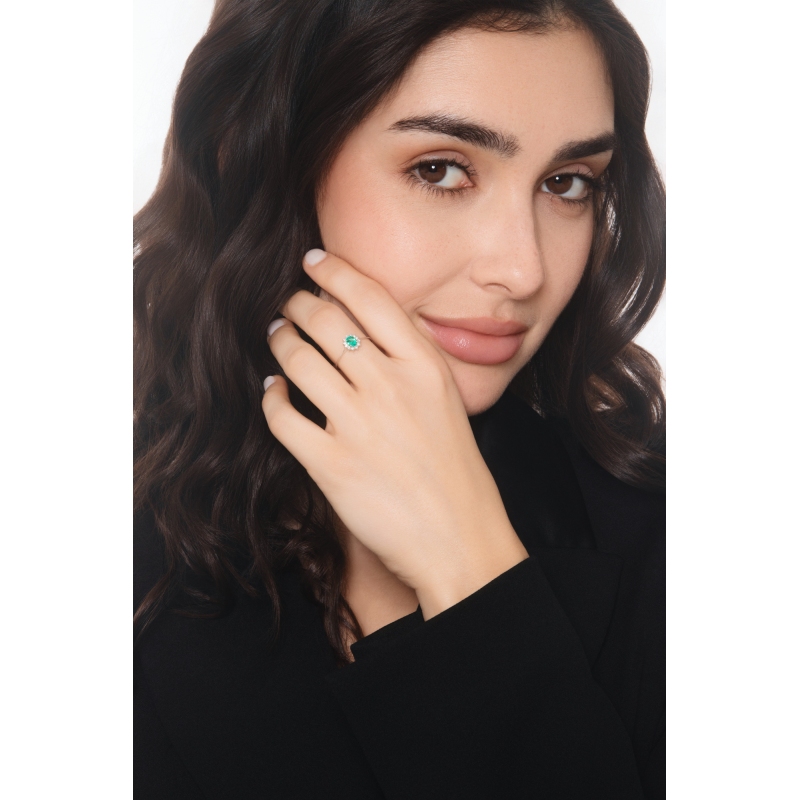 ANELLO CONTORNO CON 12BRILLANTI E SMERALDO OVALE MM5X4