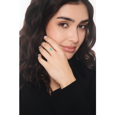 ANELLO CONTORNO CON 12BRILLANTI E SMERALDO OVALE MM5X4