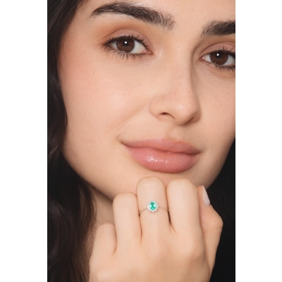 ANELLO CONTORNO CON 12BRILLANTI E SMERALDO OVALE MM5X4