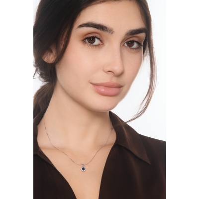 Collana contorno in oro bianco 18k con zaffiro blu ovale e diamanti