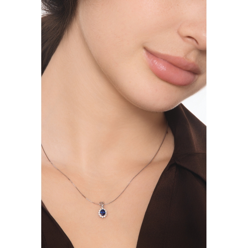 Collana contorno in oro bianco 18k con zaffiro blu ovale e diamanti