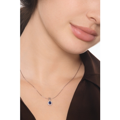 Collana contorno in oro bianco 18k con zaffiro blu ovale e diamanti