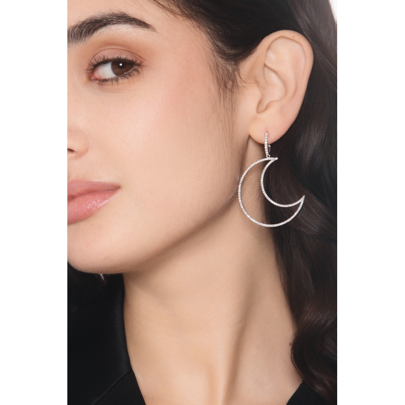 Orecchini mezza luna in oro bianco 18k con diamanti