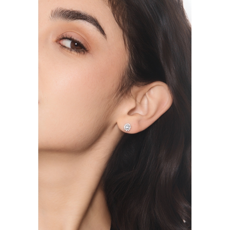 Orecchini halo in oro bianco 18k con acquamarina ovale e diamanti 