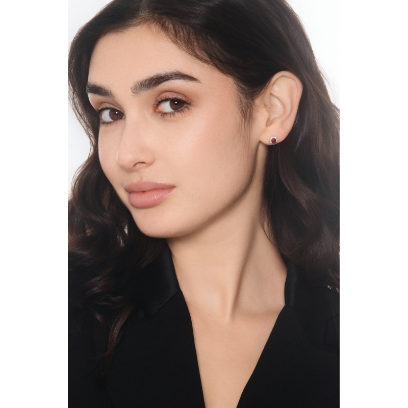 Orecchini halo in oro bianco 18k con rubino ovale e diamanti 