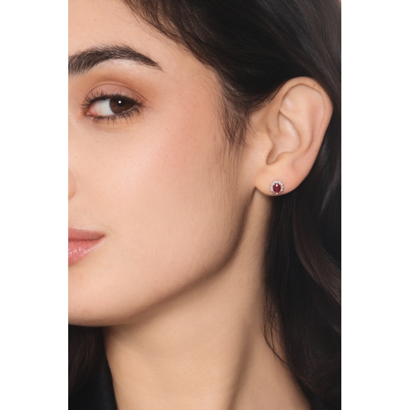 Orecchini halo in oro bianco 18k con rubino ovale e diamanti 