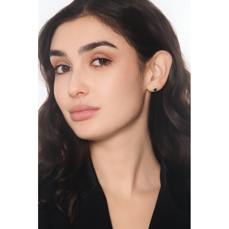 Orecchini halo in oro bianco 18k con zaffiro blu ovale e diamanti 
