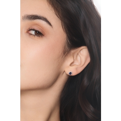 Orecchini halo in oro bianco 18k con zaffiro blu ovale e diamanti 