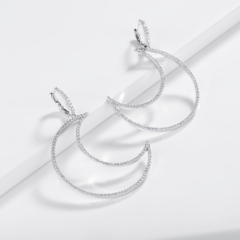 Orecchini mezza luna in oro bianco 18k con diamanti