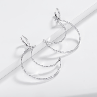 Orecchini mezza luna in oro bianco 18k con diamanti
