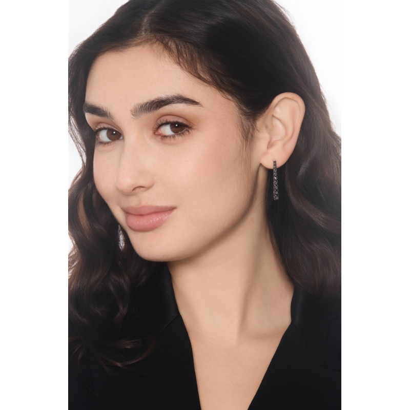 Orecchini tennis a scalare in oro bianco 750 con diamanti neri