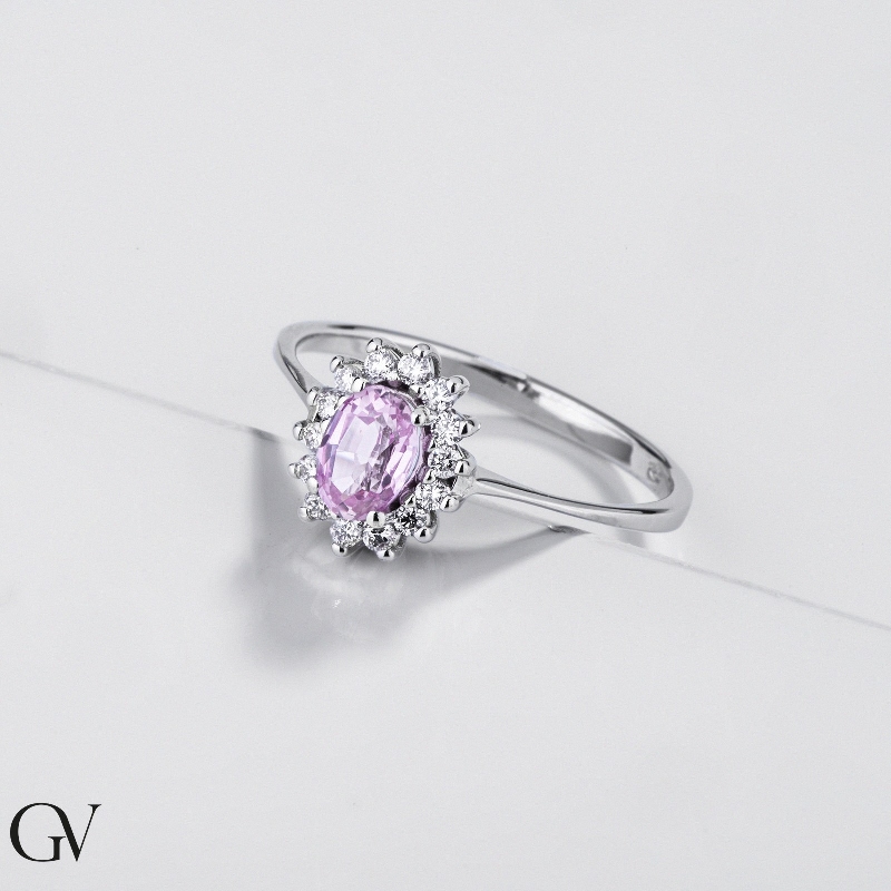 Anello contorno in oro bianco 18k con diamanti e zaffiro rosa