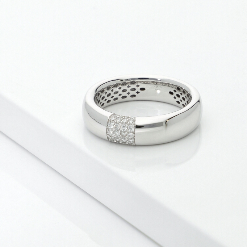 Anello fascia uomo con pavé in diamanti in oro bianco