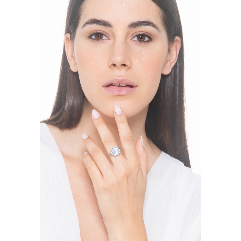 Anello con acquamarina rettangolare e diamanti in oro bianco