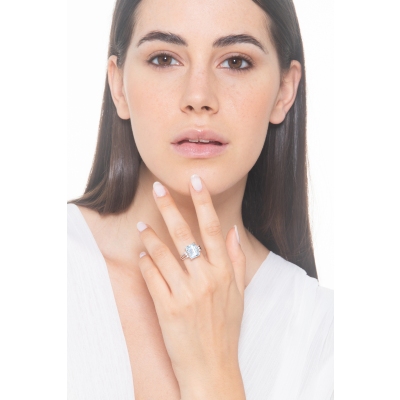 Anello con acquamarina rettangolare e diamanti in oro bianco