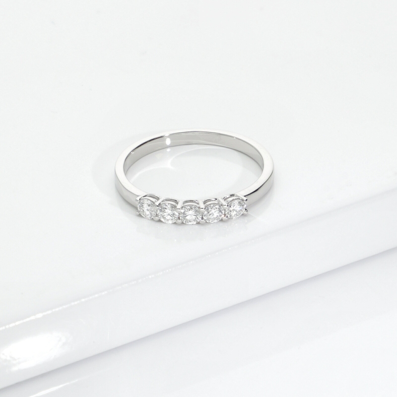 Anello fedina a filo in oro bianco 18k con diamanti, 0.40 ct