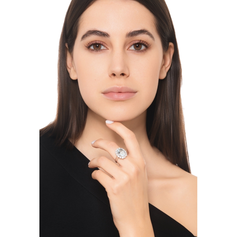 Anello halo con acquamarina ovale e diamanti in oro bianco 750