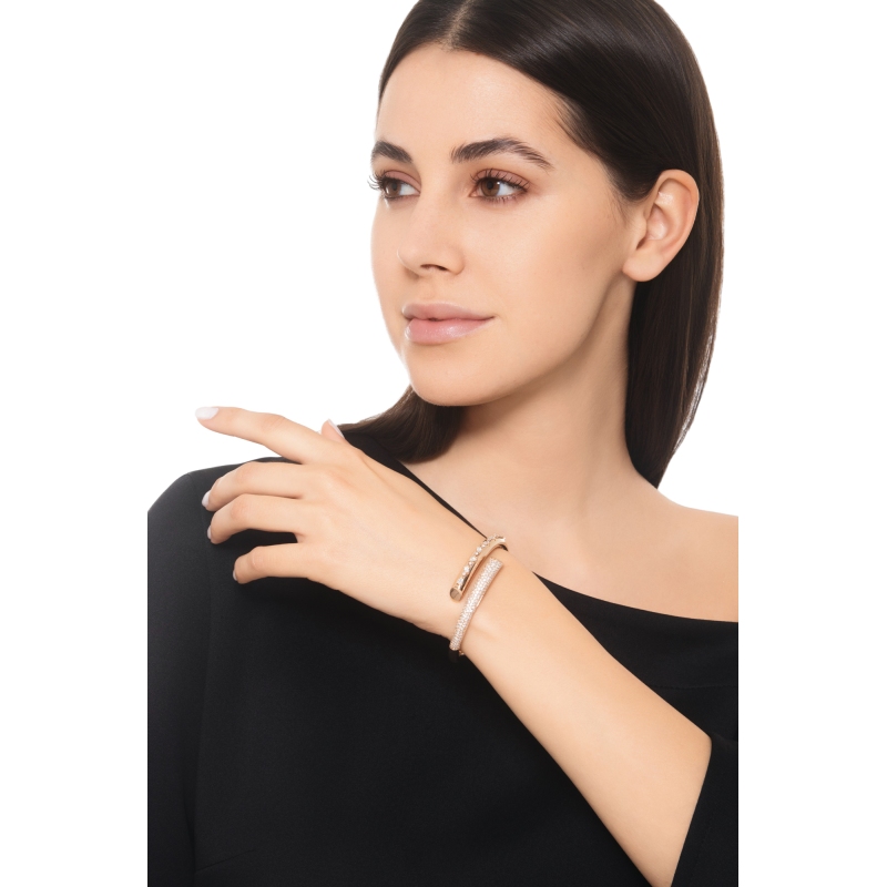 Bracciale semi rigido design in oro rosa 750 con diamanti