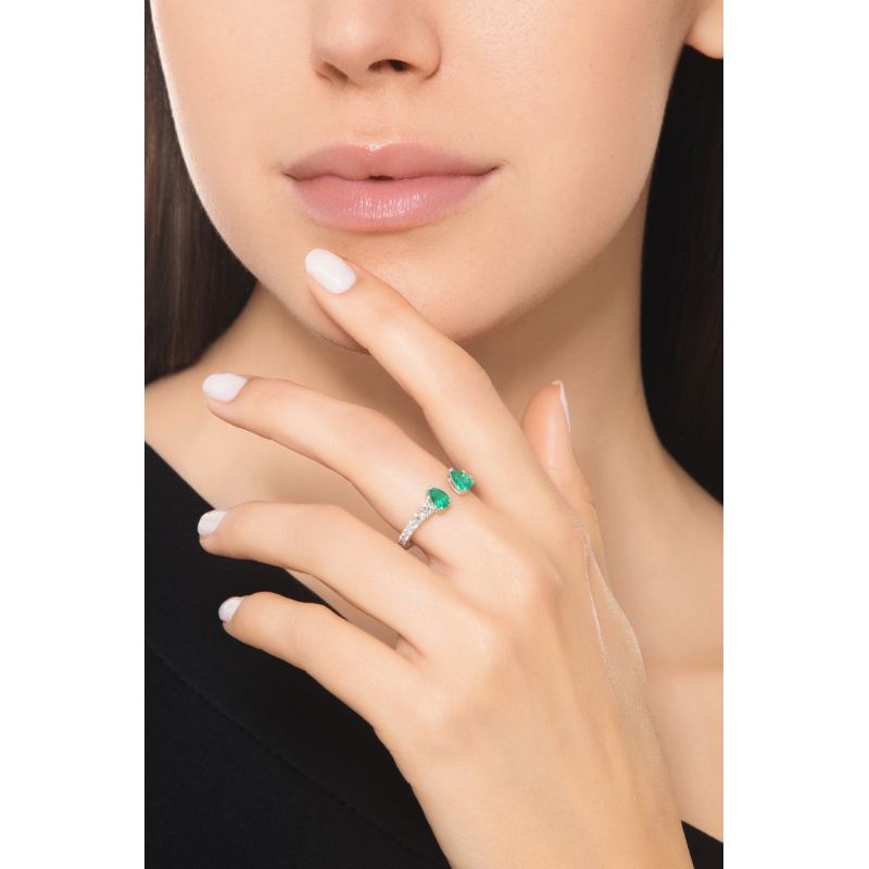 ANELLO CON  BRILLANTI E 2SMERALDI GOCCIA MM6X4