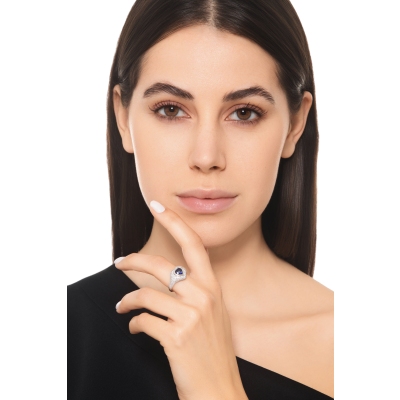 Anello in oro bianco 18k con zaffiro blu cuore e pavé di diamanti 