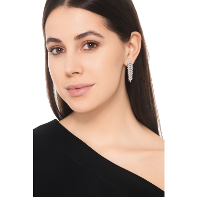 Orecchini design pendenti in oro bianco 18k con diamanti