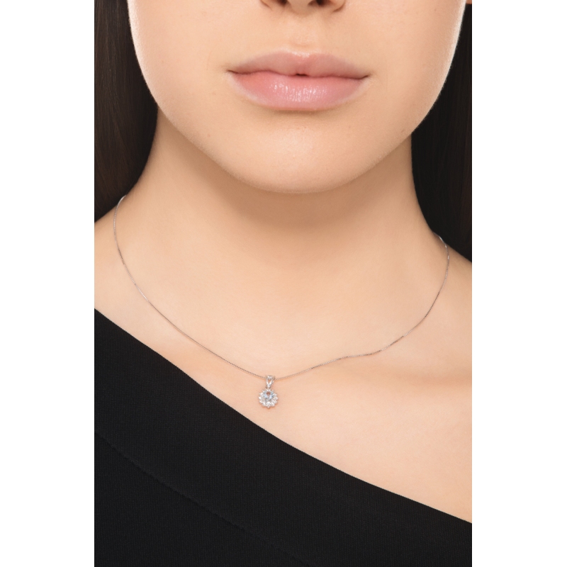 Collana in oro bianco 18k con ciondolo diamanti e acquamarina ovale 