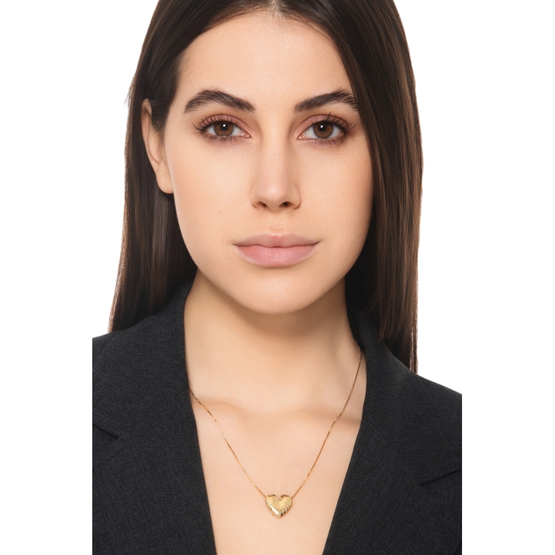 Collana in oro giallo 18k con ciondolo cuore zigrinato