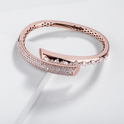 Bracciale semi rigido design in oro rosa 750 con diamanti
