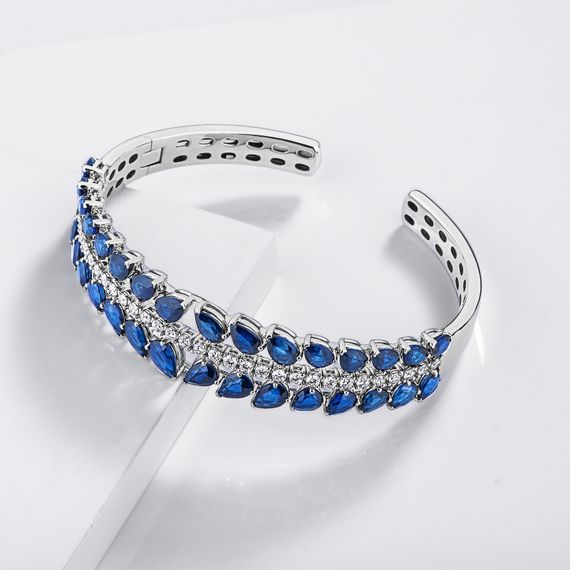 Bracciale design oro bianco 18k con zaffiri blu e diamanti 