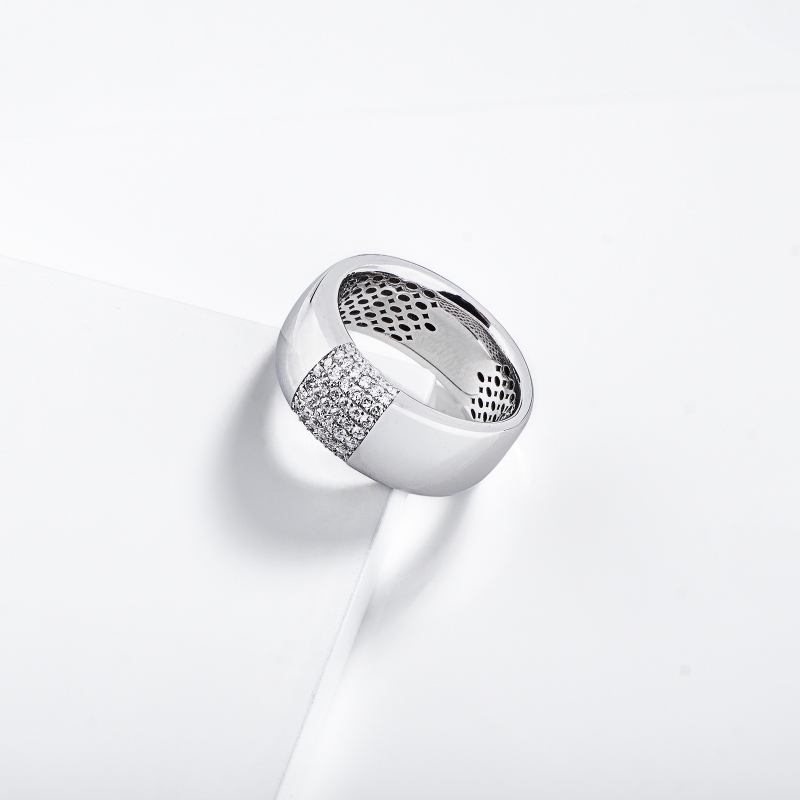 Anello a fascia in oro bianco 18 kt impreziosito da diamanti