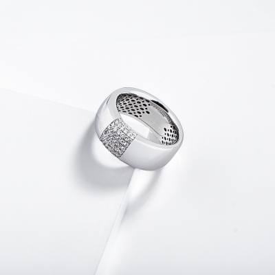 Anello a fascia in oro bianco 18 kt impreziosito da diamanti