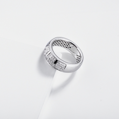 Anello uomo fascia con diamanti in oro bianco 18k