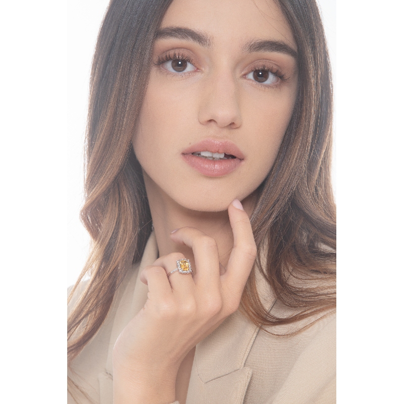 18k white gold ring with 16 diamonds and citrine