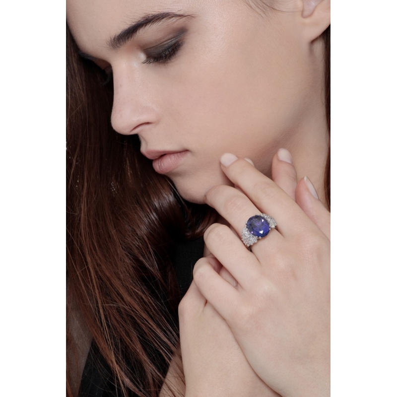 18K White gold ring with central tanzanite and diamonds 
