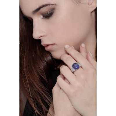 18K White gold ring with central tanzanite and diamonds 