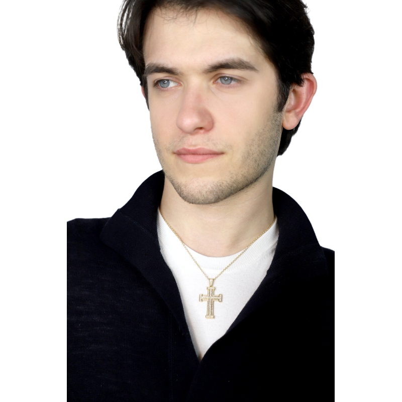 Collana in oro giallo 18k con ciondolo croce in diamanti