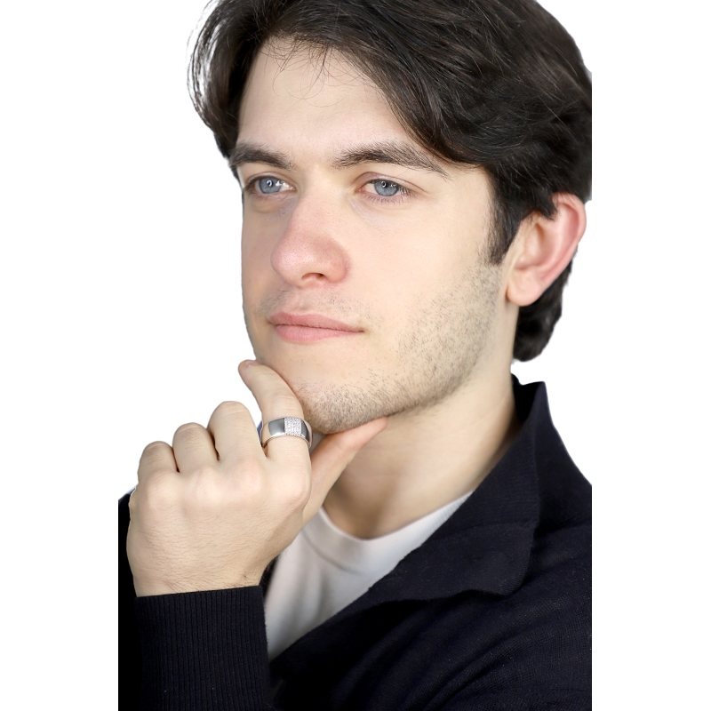 Anello a fascia in oro bianco 18 kt impreziosito da diamanti