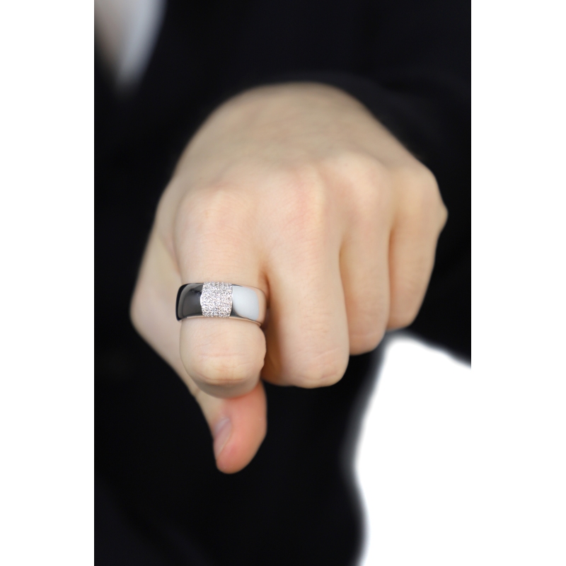 Anello a fascia in oro bianco 18 kt impreziosito da diamanti