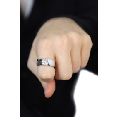 Anello a fascia in oro bianco 18 kt impreziosito da diamanti