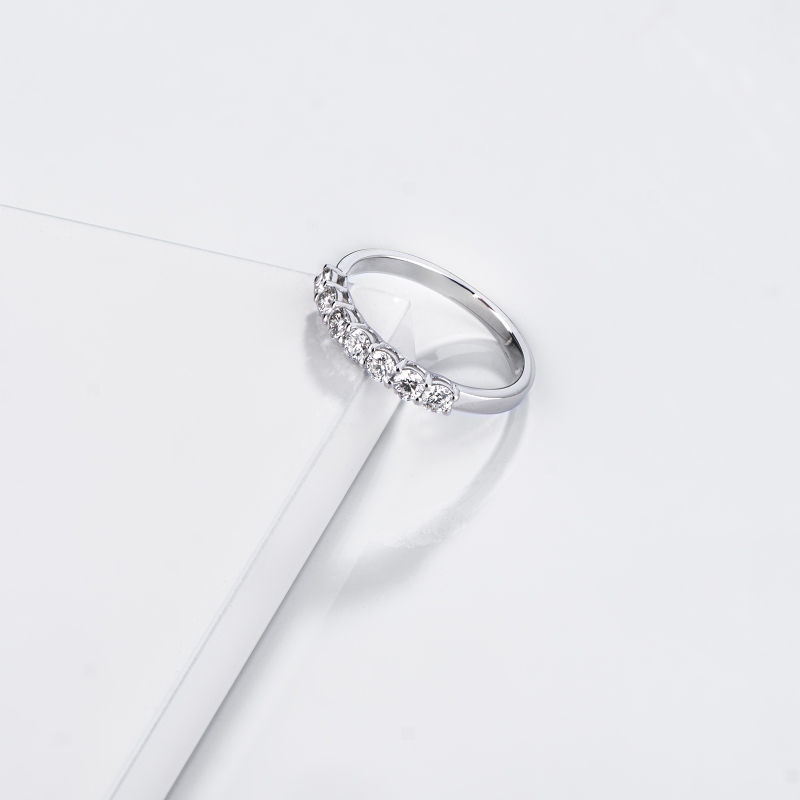 Anello veretta in oro bianco 18k con 7 diamanti, 0.55 ct