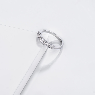 Anello veretta in oro bianco 18k con 7 diamanti, 0.55 ct