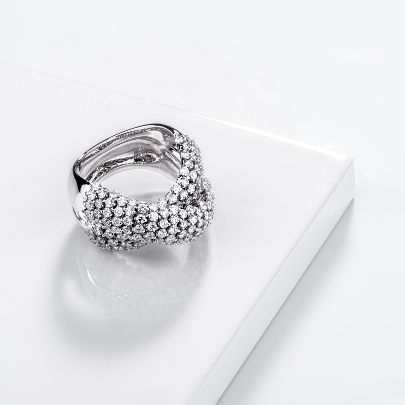 Anello a fascia incrocio in oro bianco 18k con diamanti