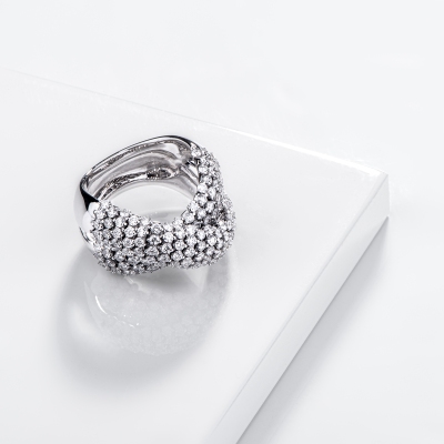 Anello a fascia incrocio in oro bianco 18k con diamanti