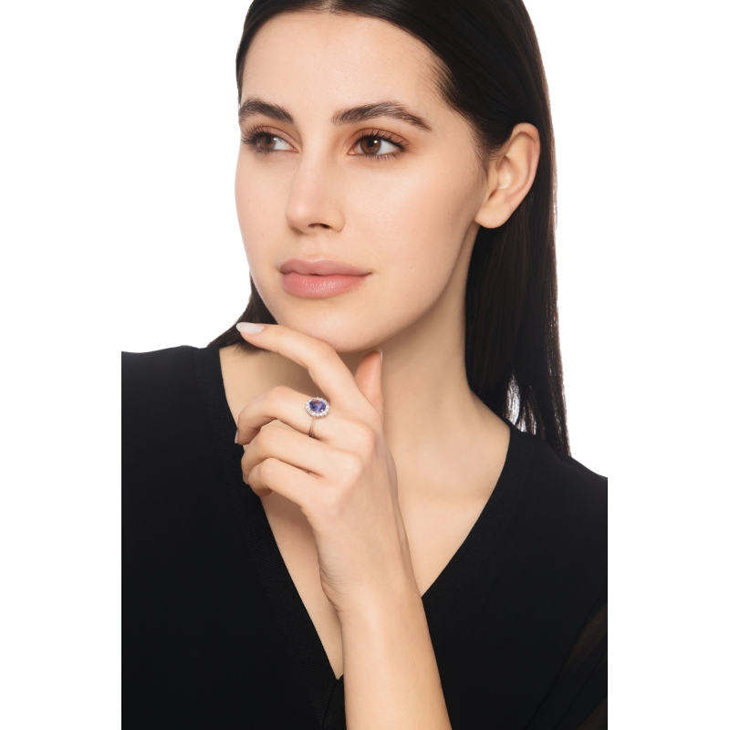 Anello contorno con tanzanite ovale e diamanti in oro bianco 18k 