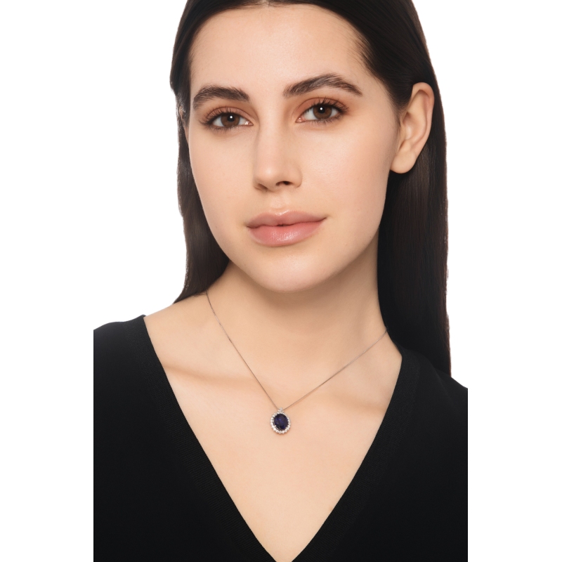 Necklace with pendant, central oval sapphire and diamonds