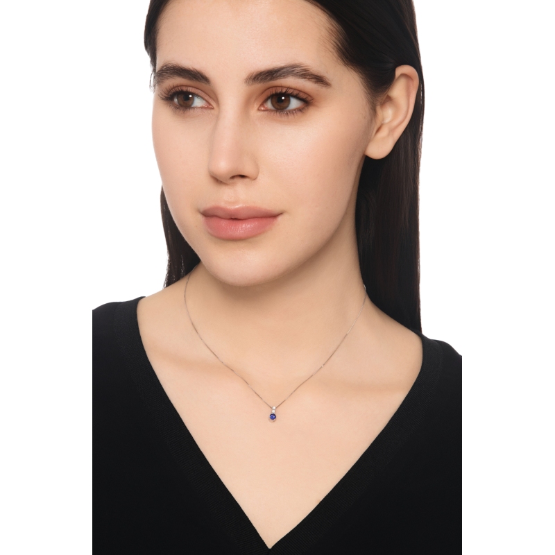 Sapphire pendant with 2 diamonds