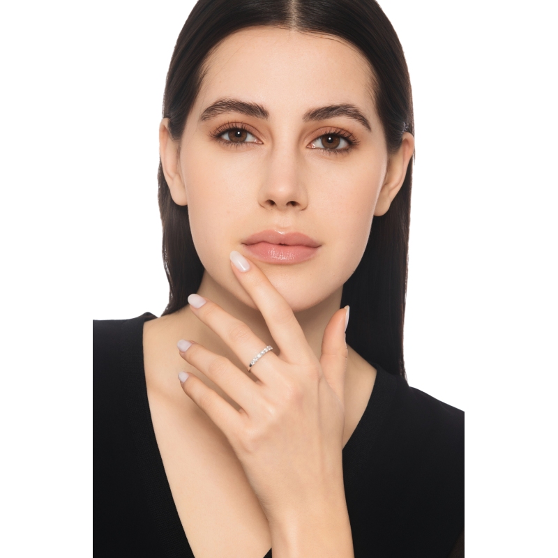 Anello veretta in oro bianco 18k con 7 diamanti, 0.55 ct