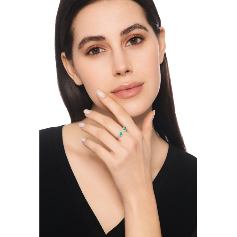 Ring in white gold 18k with emeralds and diamonds